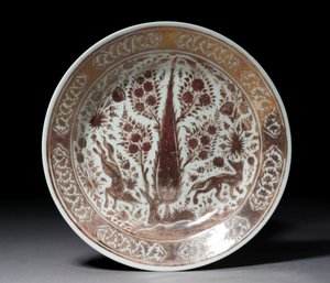 Plate, Irã, final do século XVII (pasta de pedra com brilho dourado sobre o esmalte azul) de Persian School
