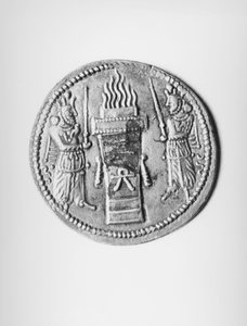 Reverso de uma moeda de Shapur II (310-79) representando um altar de fogo sacrificial, Sassânida (prata) (veja 142415 para anverso)