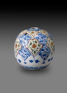 Kahlian Pipe Bowl esférico, provavelmente feito em Kerman, Irã, final do século XVII ou início do século XVIII (pasta de pedra com esmalte policromado)