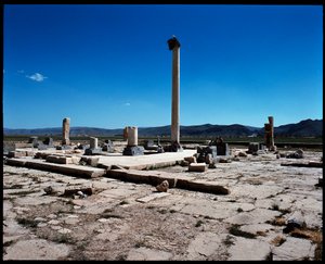 Vista dos restos mortais do primeiro palácio real, construído sob Ciro de Persian School