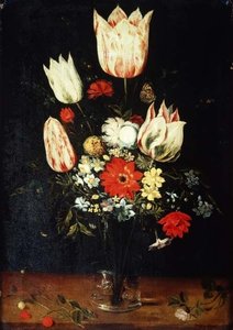Flores em um vaso de vidro em uma borda