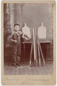 Retrato de um Ajudante de Carpinteiro,c. 1900 (foto) de Peter Dingeldey