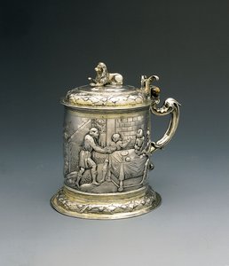 Tankard, o corpo repuxado e perseguido com Jacob lutando com o anjo, e Abraham e Sarah dando hospitalidade à Trindade, Danzig, c.1690 (pacote prata dourada) de Peter III Rohde