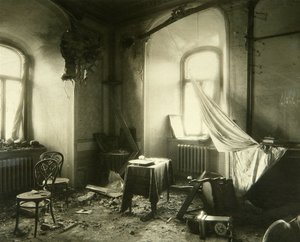Revolução Russa de 1917: interior do Mosteiro Chudov no Kremlin de Moscovo após o bombardeamento de Novembro de 1917. Fotografia de Pyotr Petrovich Pavlov (1860-1925) de Petr Petrovich Pavlov