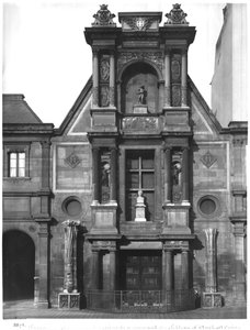 Parte central da fachada principal, do Chateau de Anet, no pátio da Ecole des Beaux-Arts, 1547-52 (ver também 162439) de Philibert Delorme