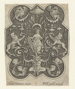 Mulher de capacete com escudo e lança Decorações de superfície com grotescos em um fundo sombreado (título da série) de Philips Galle