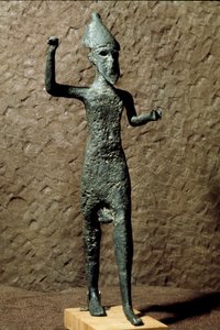 Fenícia: figura de um deus em bronze. Encontra-se no mar perto de Selinunte (Selinonte), Sicília. Século XIV-XIII a.C. Palermo, Museo Archeologico Nazionale