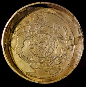 Arte Fenícia: prato de ouro decora cena de caça real. De Ras Shamra (Ugarit ou Ougarit) do século XIV a.C. Diâmetro 19 cm Paris, Museu do Louvre de Phoenician