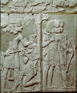 Civilização fenícia: ornamento de cama com um baixo relevo de marfim representando um rei ameaçador do inimigo. Do local de Ugarit ou Ugarit, antiga citação síria no Tell de Ras Shamra. Século XIV a.C. Sol 24 cm Damasco, Museu Nacional de Arqueologia Syr de Phoenician