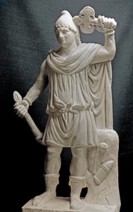 Civilização dos Fenícios: Mithriac divinite segurando uma tocha e um machado duplo. Século II ou III d.C. Escultura em mármore. Dim. 87 cm. Paris, Museu do Louvre