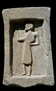 Arte Fenícia: Estela funerária púnica em gres com relevo de caráter ambulante. Das escavações de Mozia (Motya, Mozzia ou Motia). Século VI a.C. Túnis, Musee du Bardo Tunísia