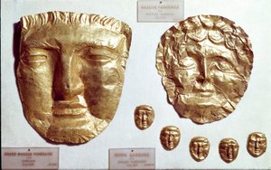 Arte fenícia: grandes máscaras de folhas de ouro no rosto da mulher e do homem e grupo de cinco pequenas máscaras de ouro no fundo