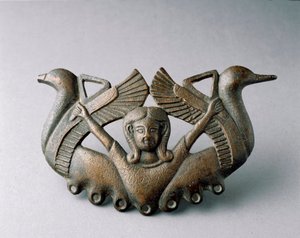 Arte Fenícia: representação da divindade Astarte. É cercado por dois pássaros que decolam. Escultura de bronze do século VI a.C. De Sevilha. Dim. Sevilha de 16 cm, museu arqueológico. de Phoenician School