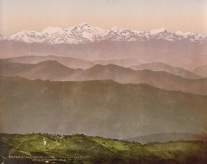 Darjeeling. Kinchinjunga e a Neve de Kutcherry Hill de Photoglob Co. (Zurich, active c. 1890 1910)