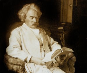 Mark Twain (Samuel Langhorne Clemens 1835-1910) Escritor americano, aqui lendo, c; 1910