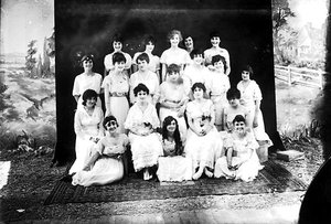Mulheres em um tapete (foto a p/b)