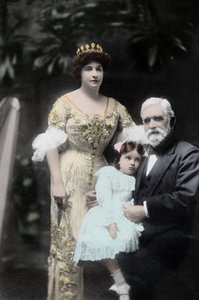 A cantora australiana Nellie (Nelly) Melba (1861-1931) com seu pai e uma garotinha não identificada. Melbourne, Início do século 20 Fotografia