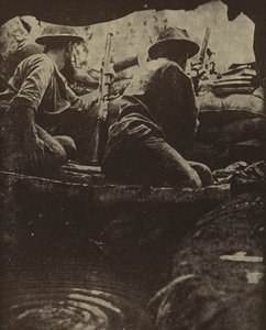 Soldados australianos num poço de espingardas cheio de água, Sanananda, Nova Guiné, Segunda Guerra Mundial de Photographer Australian