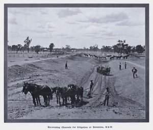 Canais de Escavação para Irrigação em Berembea, NSW (foto a p/b) de Photographer Australian