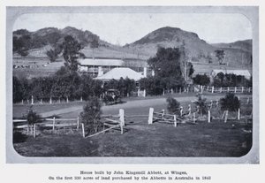 Casa construída por John Kingsmill Abbott, em Wingen, nos primeiros 330 acres de terreno comprado pelos Abbotts na Austrália em 1843 (foto a p/b) de Photographer Australian