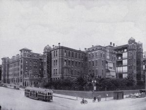 Melbourne Hospital, do cruzamento das ruas Swanston e Lonsdale (foto a p/b) de Photographer Australian