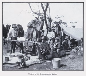 Trabalhadores da Ferrovia Transcontinental (foto a p/b) de Photographer Australian