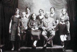 Família com inúmeros filhos, início do século XX (foto)