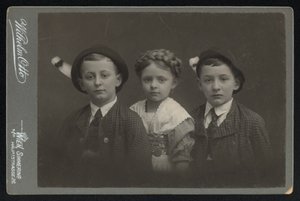Retrato de três crianças austríacas (foto a p/b) de Austrian Photographer