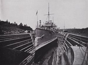 HMS "Flora", em Dock, Esquimalt, British Columbia (foto a p/b) de Photographer Canadian