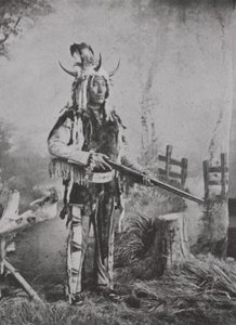 Traje de índio pedregoso na guerra (foto a p/b)