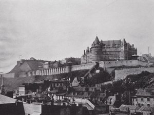 O Castelo e a Cidadela da Cidade Baixa, Quebec (foto a p/b)