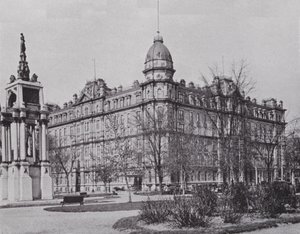 Hotel Windsor e Sir John A Macdonald Monument, Montreal (foto a p/b) de Photographer Canadian