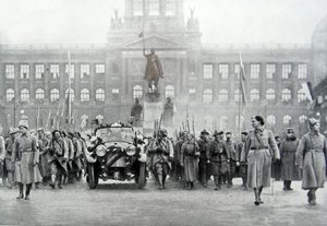Tropas checas acompanham o presidente Thomas Masaryk em Praga, 25 de dezembro de 1918 (foto a p/b)