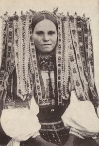 Mulher tcheca usando um cocar de fitas onde cada fita denota um pretendente que ela recusou em casamento (foto a p/b)