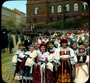 Jovens Mulheres em trajes nacionais, Praça Wenceslas, Praga, Checoslováquia, c.1921 (foto)