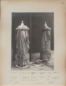 Página de Álbum: House of Worth, Evening Mantle de Photographer French