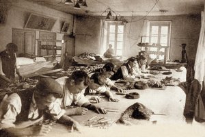 Fábrica de Tapeçaria Aubusson, França, c. 1900 (foto a p/b) de Photographer French