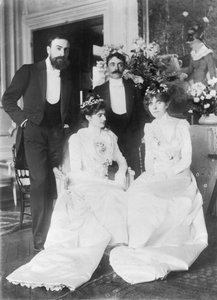 L-R: Ernest Rouart (1874-1942) e sua esposa Julie Manet (1878-1967), Paul Valery (1871-1945) e sua esposa Jeannie Gobillard (1877-1970), no dia do seu casamento, Maio de 1900 (foto a p/b)