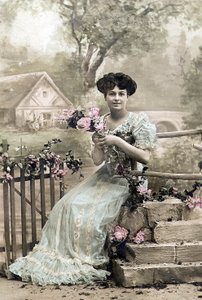 Mulher com guirlanda de flores, cartão postal, c. 1900 (foto colorida à mão) de Photographer French