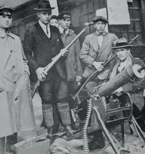 Um grupo de insurreicionistas ocupa a estação ferroviária de Munique de Photographer German