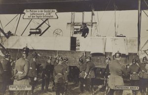 Um marinheiro na gôndola de Zeppelin LZ III na carreira de tiro de Tegel, Berlim de Photographer German