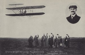 Aviador americano Orville Wright e sua máquina voadora (foto a p/b) de Photographer German