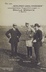 Aviador americano Orville Wright conversando com o Príncipe Herdeiro Wilhelm da Alemanha durante uma visita a Berlim (foto a p/b) de Photographer German