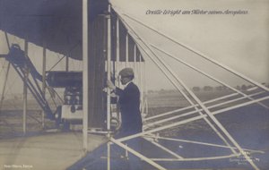 Aviador americano Orville Wright inspecionando o motor do seu avião (foto a p/b) de Photographer German
