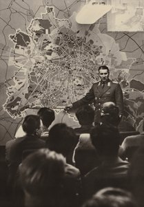 Um oficial das Forças Armadas Populares Nacionais explica aos visitantes estrangeiros no Portão de Brandenburgo a necessidade do muro de protecção antifascista .... (foto a/b) de Photographer German