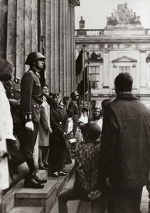 No Memorial às Vítimas do Fascismo e do Militarismo, soldados do Exército Popular Nacional homenageiam os pioneiros da paz e do socialismo (foto a p/b) de Photographer German