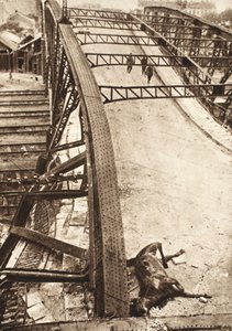 Revelação dos exércitos Aliados no Leste da Galiza: ponte pedonal sobre o caminho-de-ferro destruída pelos russos em Ternopil (foto a p/b) de Photographer German