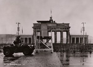 Carro blindado britânico na fronteira entre Berlim Leste e Oeste no Portão de Brandenburgo (foto a p/b) de Photographer German