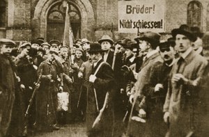 "Irmãos, não disparem!", protesto em Berlim, Novembro de 1918 (foto sépia) de Photographer German