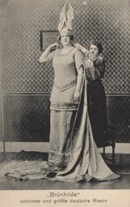 Brunhilde, a mais bela e mais alta gigante alemã (foto a p/b)